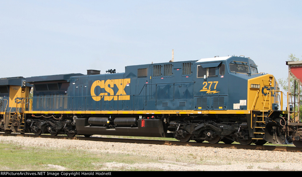 CSX 277 shows off its new paint